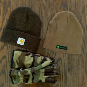 Boys toboggans and camouflage gloves